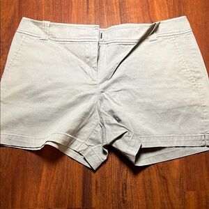 Light grey NY&Co Tailored pants size 6 pockets, belt loops, zippered